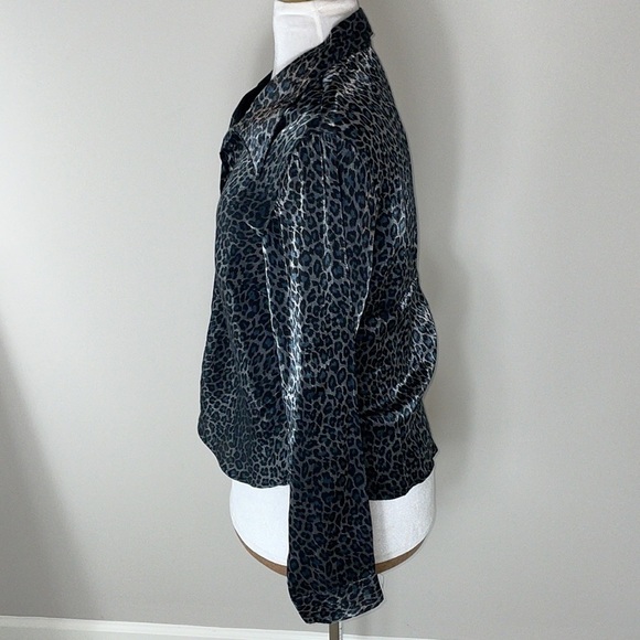 Leopard print button down shirt, women’s size XL - Picture 7 of 9